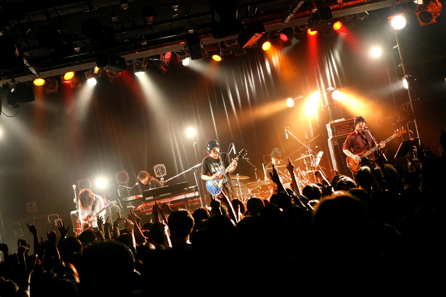 長澤知之「-10th Anniversary Anthology- Nagasawa Tomoyuki Band Tour 'Kumo No Ito' 2017」最終公演の様子。（撮影：岩佐篤樹）