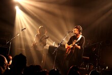 長澤知之「-10th Anniversary Anthology- Nagasawa Tomoyuki Band Tour 'Kumo No Ito' 2017」最終公演の様子。（撮影：岩佐篤樹）