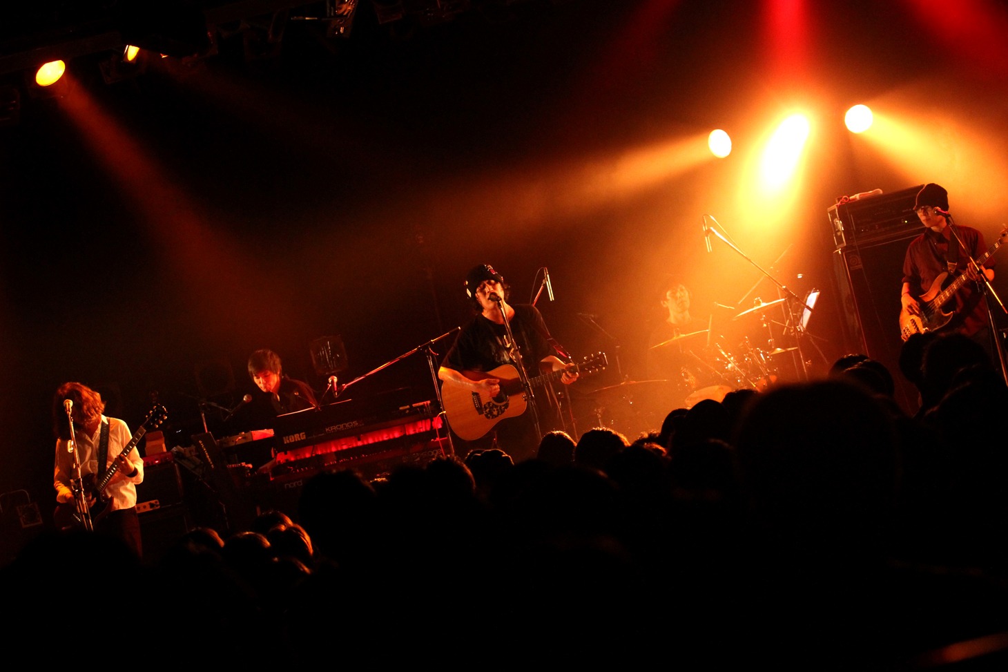 長澤知之「-10th Anniversary Anthology- Nagasawa Tomoyuki Band Tour 'Kumo No Ito' 2017」最終公演の様子。（撮影：岩佐篤樹）