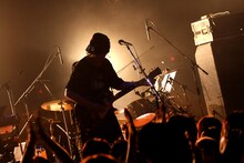 長澤知之「-10th Anniversary Anthology- Nagasawa Tomoyuki Band Tour 'Kumo No Ito' 2017」最終公演の様子。（撮影：岩佐篤樹）