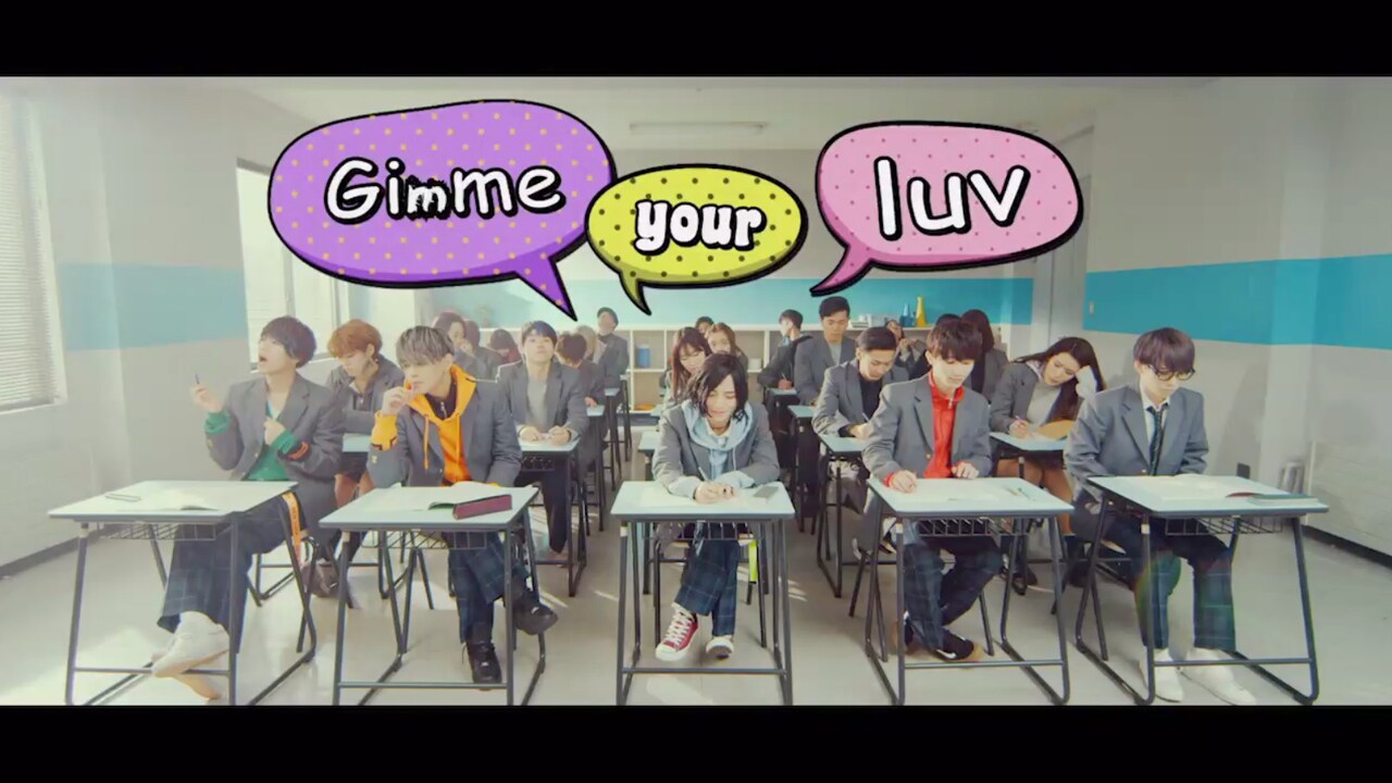XOX「High School Boo!」MVのワンシーン。