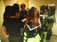 ステージ裏でのゆるめるモ！とバックバンド。（写真提供：You'll Records）