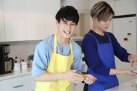 コロッケを作るユースケとカイ。