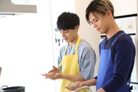 コロッケを作るユースケとカイ。