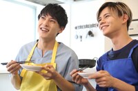 コロッケを食べるユースケとカイ。