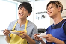 コロッケを食べるユースケとカイ。