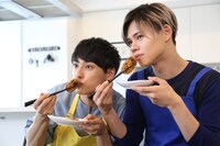 コロッケを食べるユースケとカイ。