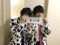 M!LKの塩崎太智と佐野勇斗。