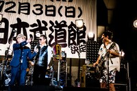 左から小堺一機、萩原健一、山口隆（Vo, G / サンボマスター）。（写真提供：フジテレビ）