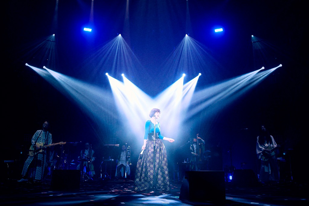 椎名林檎「椎名林檎と彼奴等がゆく 百鬼夜行2015」のワンシーン。