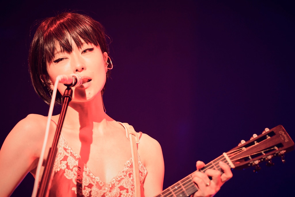 椎名林檎「椎名林檎と彼奴等がゆく 百鬼夜行2015」のワンシーン。