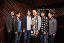 ゴスペラーズとTOKU。（撮影：竹下智也）