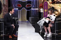 左から有吉弘行、白井琴望（SKE48）。(c)日本テレビ