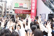 Bentham「激しい雨 / ファンファーレ」リリース記念フリーライブ 東京・foodium下北沢前公演の様子。