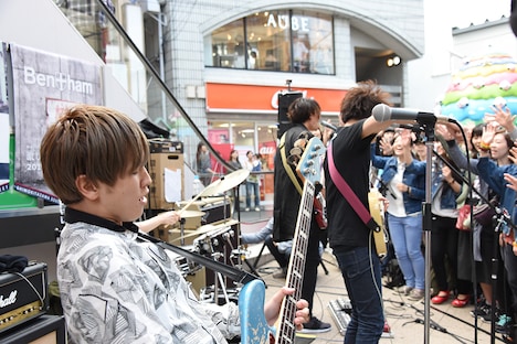 Bentham「激しい雨 / ファンファーレ」リリース記念フリーライブ 東京・foodium下北沢前公演の様子。