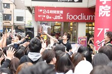 観客に向かって飴をばらまくBentham。