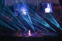 「FM802 SPECIAL LIVE 紀陽銀行 presents REQUESTAGE 15」に出演した上白石萌音のライブの様子。