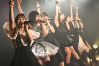 転校少女歌撃団「定期公演 2017 ～私立元麻布学園祭 Vol.5～」東京・AKIBAカルチャーズ劇場公演の様子。（撮影：古川朋久）