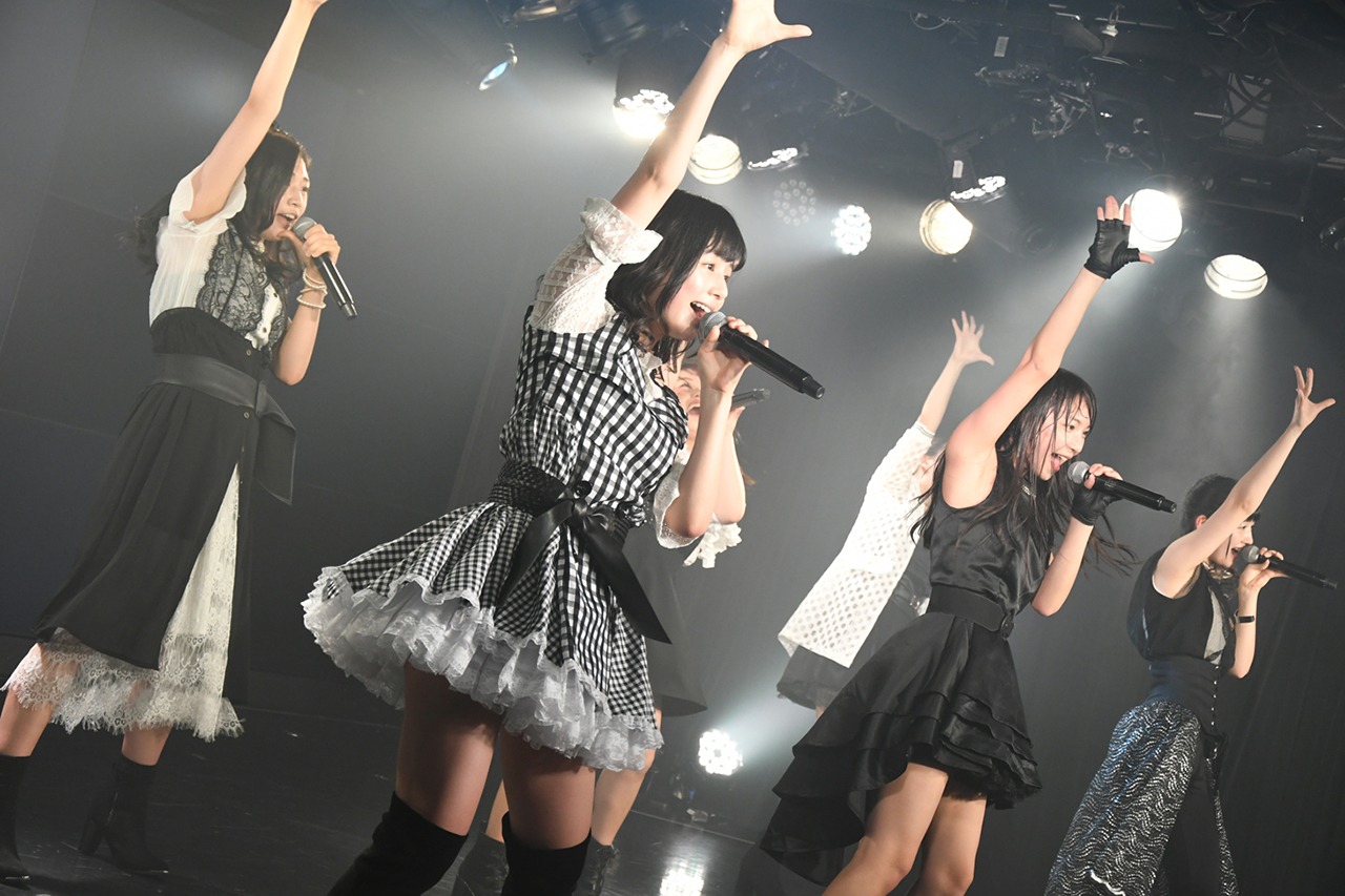 転校少女歌撃団「定期公演 2017 ～私立元麻布学園祭 Vol.5～」東京・AKIBAカルチャーズ劇場公演の様子。（撮影：古川朋久）
