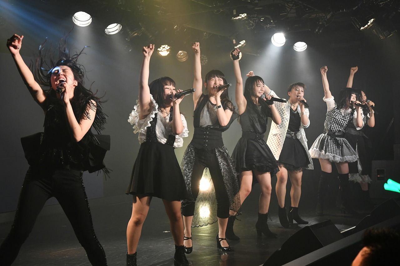 転校少女歌撃団「定期公演 2017 ～私立元麻布学園祭 Vol.5～」東京・AKIBAカルチャーズ劇場公演の様子。（撮影：古川朋久）