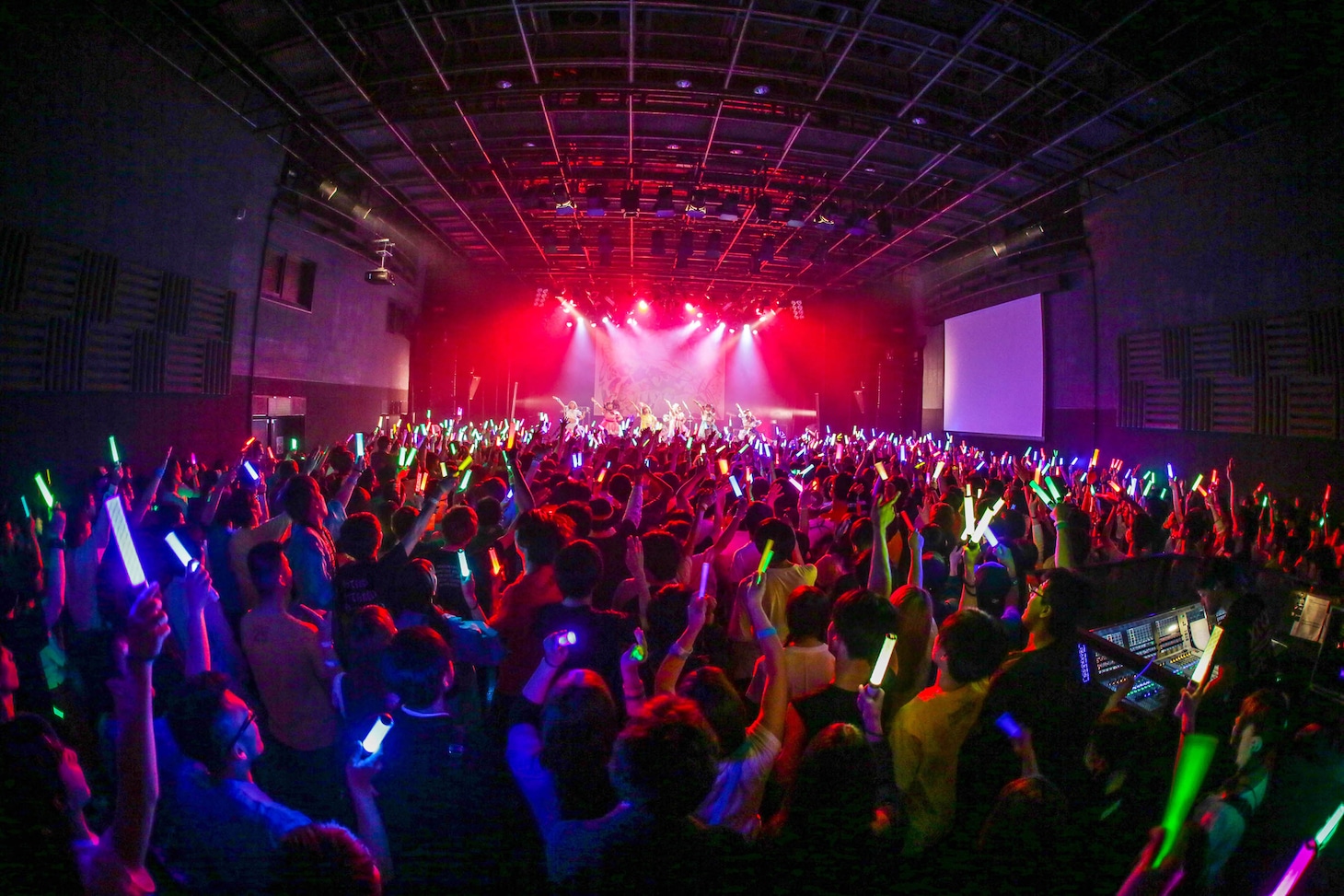 「バンドじゃないもん！ワンマンライブ2017 大阪ダダダッシュ！ ～ちゃんと汗かかなきゃ××××～」の様子。（写真提供：ポニーキャニオン）