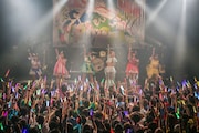 「バンドじゃないもん！ワンマンライブ2017 大阪ダダダッシュ！ ～ちゃんと汗かかなきゃ××××～」の様子。（写真提供：ポニーキャニオン）