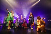 「バンドじゃないもん！ワンマンライブ2017 大阪ダダダッシュ！ ～ちゃんと汗かかなきゃ××××～」の様子。（写真提供：ポニーキャニオン）