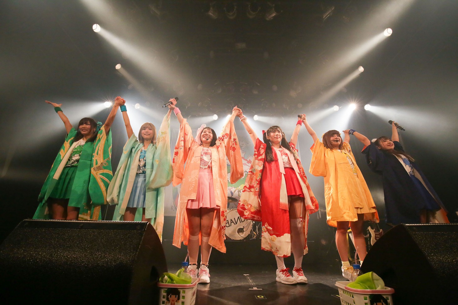 「バンドじゃないもん！ワンマンライブ2017 大阪ダダダッシュ！ ～ちゃんと汗かかなきゃ××××～」の様子。（写真提供：ポニーキャニオン）
