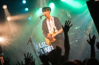 牧野純平（Vo / LILI LIMIT）（撮影：ハタサトシ）