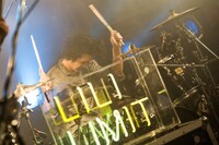 丸谷誠治（Dr / LILI LIMIT）（撮影：ハタサトシ）