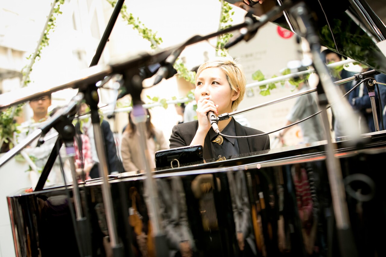 世武裕子が六本木ヒルズで公開レコーディングライブ