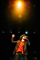 真行寺貴秋（Vo）（撮影：木場ヨシヒト）