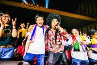 オーディエンスと肩を組んで熱唱する真行寺貴秋（Vo）。（撮影：木場ヨシヒト）