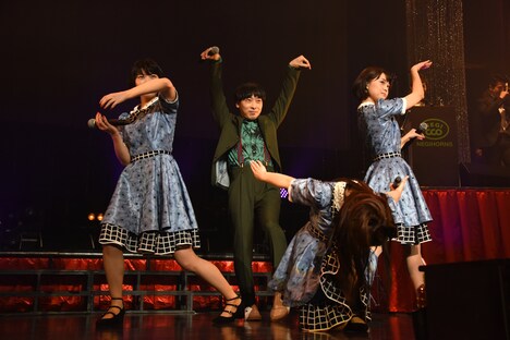 Negicco×堂島孝平の“愛かま”ポーズ。