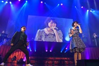 Kaede（右）に向かって全力で「かえぽ！」コールを送る堂島孝平（左）。