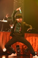 謎のポーズで構える堂島孝平。