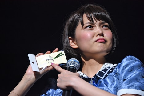 Nao☆に言われるがままグッズを紹介するKaede。