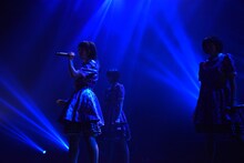 「さよならMusic」の出だしをアカペラで歌うNao☆（左）。