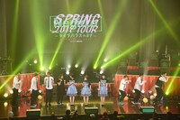 Nao☆の「ハウス！」の合図で袖にハケるネギホーンズと片木希依。