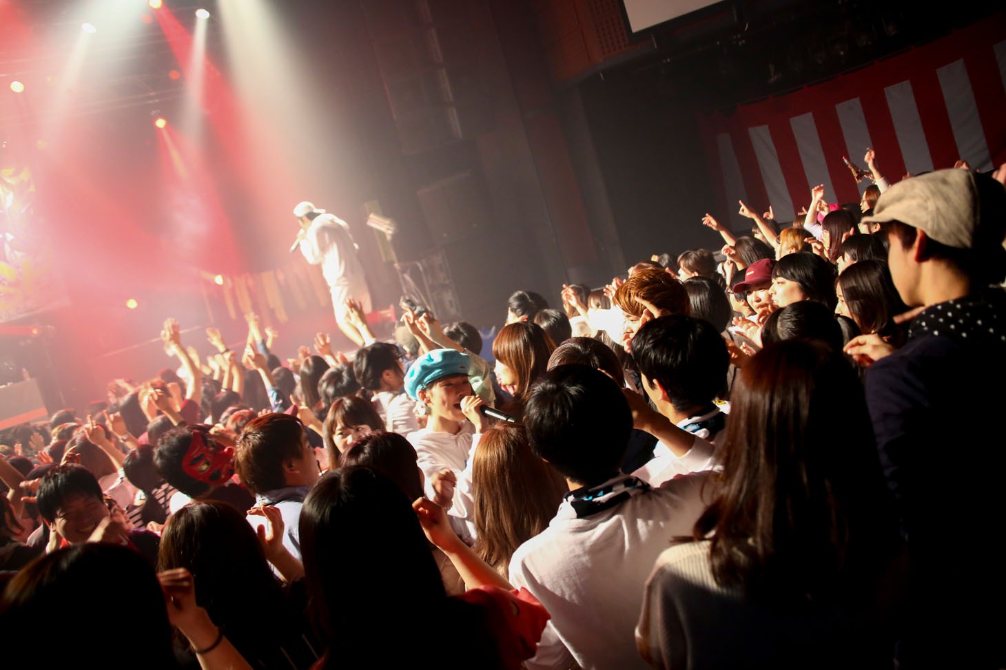 フロアを練り歩くリュウト。（Photo by Shigeo Kosaka）