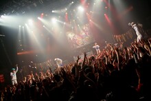 小魚ナッツの小袋をフロアへ投げ入れるMAGiC BOYZ。（Photo by Shigeo Kosaka）