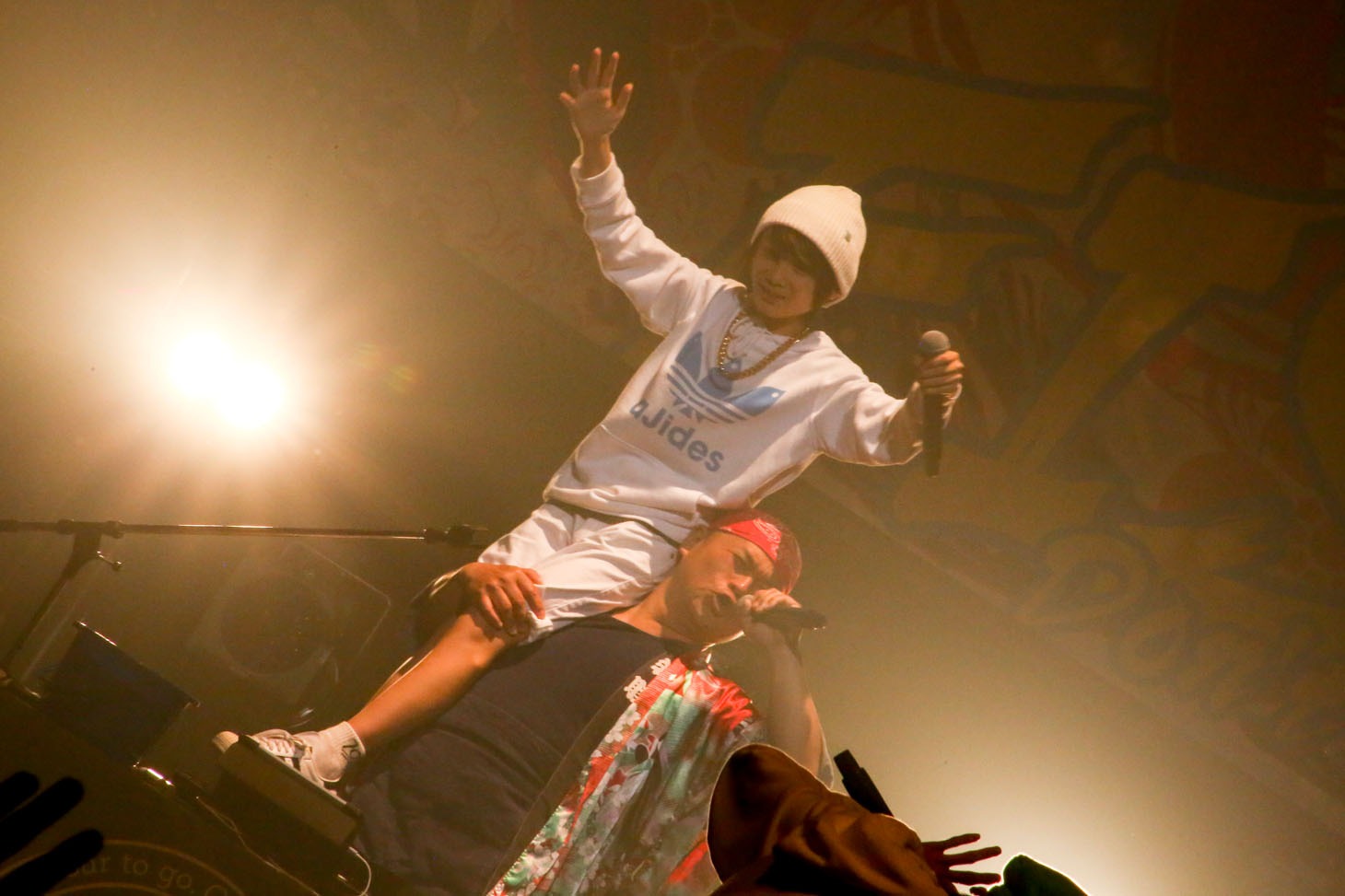 ジョーを抱え上げる原田喜照。（Photo by Shigeo Kosaka）