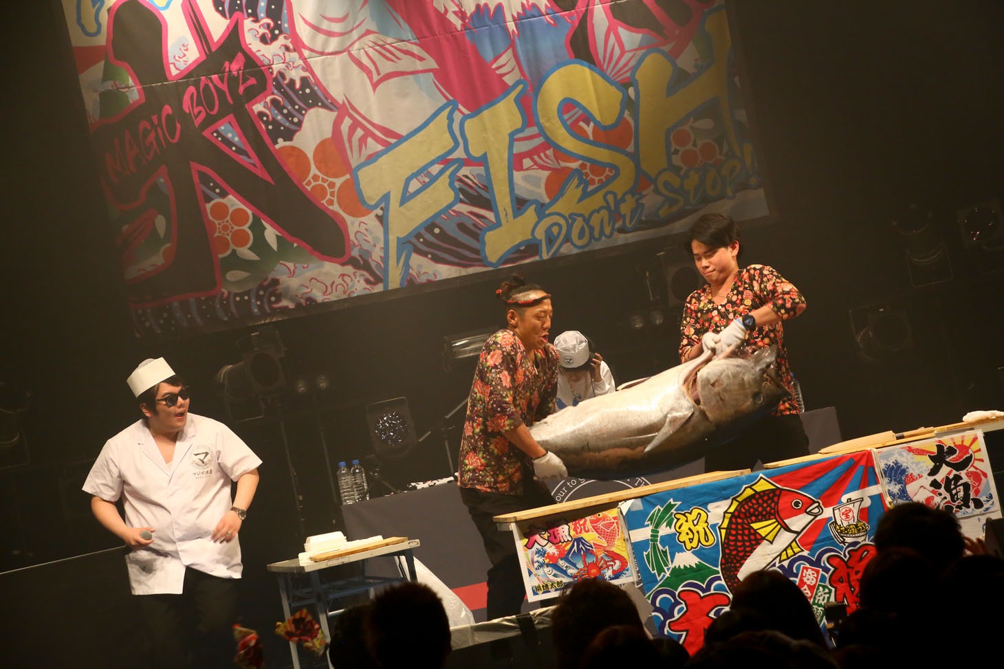 マグロ解体ショーの様子。（Photo by Shigeo Kosaka）