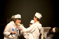 リュウト（右から2番目）にワサビを食べさせられるマヒロ（左）と、真剣にお茶を淹れ続けるトーマ（奥）。（Photo by Shigeo Kosaka）