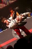 マグロの浮き輪を懸命に抱えるトーマ。（Photo by Shigeo Kosaka）