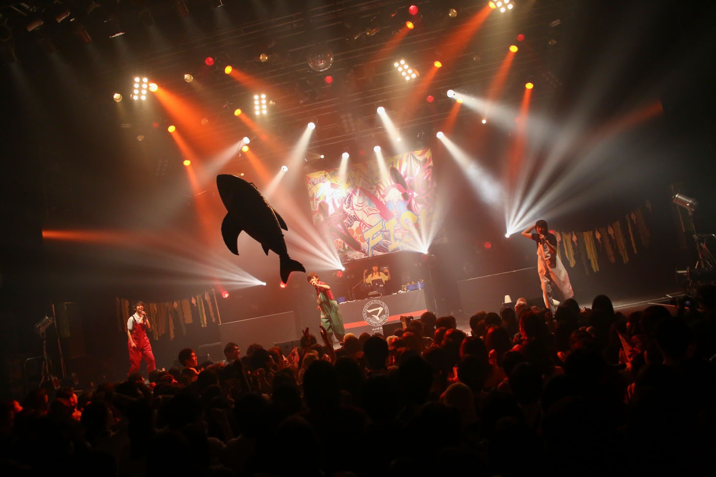 MAGiC BOYZのライブの様子。（Photo by Shigeo Kosaka）