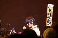 三輪車を乗り回すジョー。（Photo by Shigeo Kosaka）