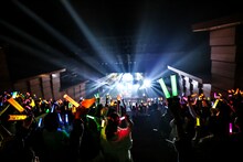 M!LKのライブの様子。（撮影：笹森健一）