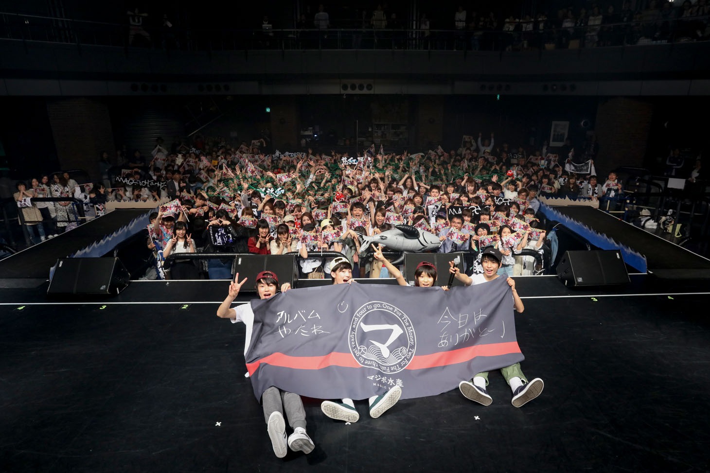 MAGiC BOYZのワンマンライブの様子。（Photo by Shigeo Kosaka）