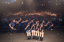 sora tob sakana「月面の音楽隊」東京・LIQUIDROOM公演にてライブ後に行われた記念撮影。（写真提供：Zi:zoo）